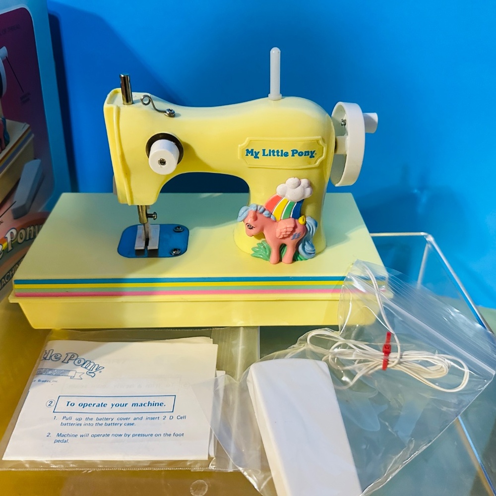MY LITTLE PONY G1 VTG 1984 FIREFLY SEWING MACHINE & FOOT PETAL LIGHTS UP & RUNS - Picture 8 of 13